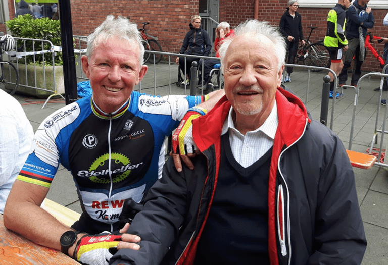 Paralympics Sieger HP Durst zu Besuch im Rennrad Museum Fröndenberg im Juni 2023 zusammen mit Hans Kuhn