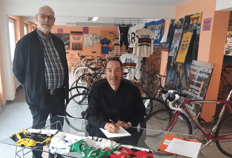 Unterschrift des kooperationsvertrages mit Erik Zabel und Bernd Kern im Museum im Mai 2021